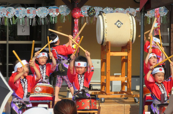 7月  夏祭りオープニングは虹組さんのちびっこ太鼓です